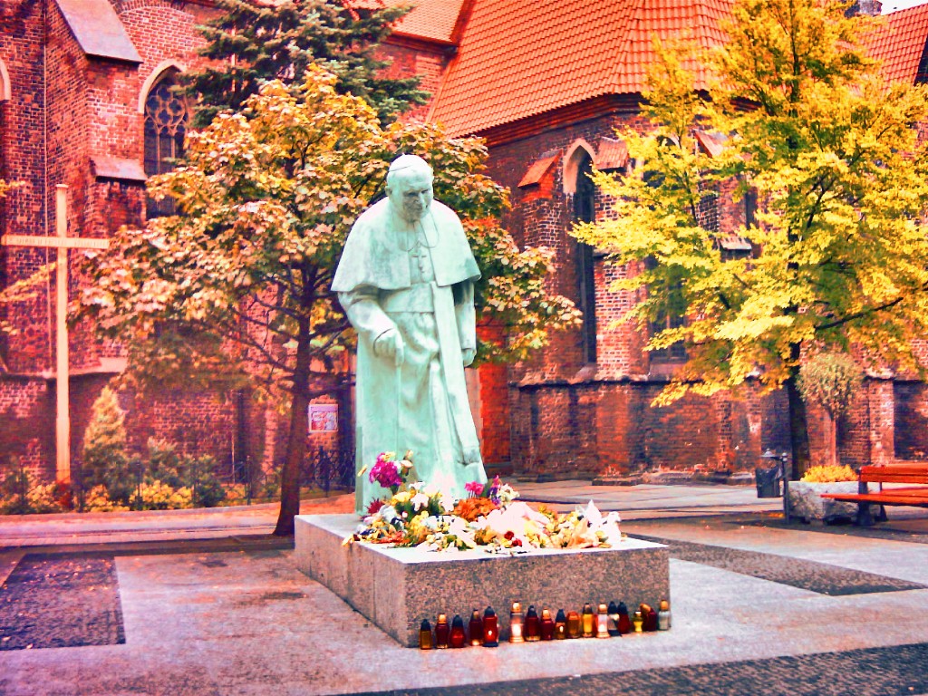 pomnik Jana Pawła II przed kościołem św. Mikołaja w Brzegu